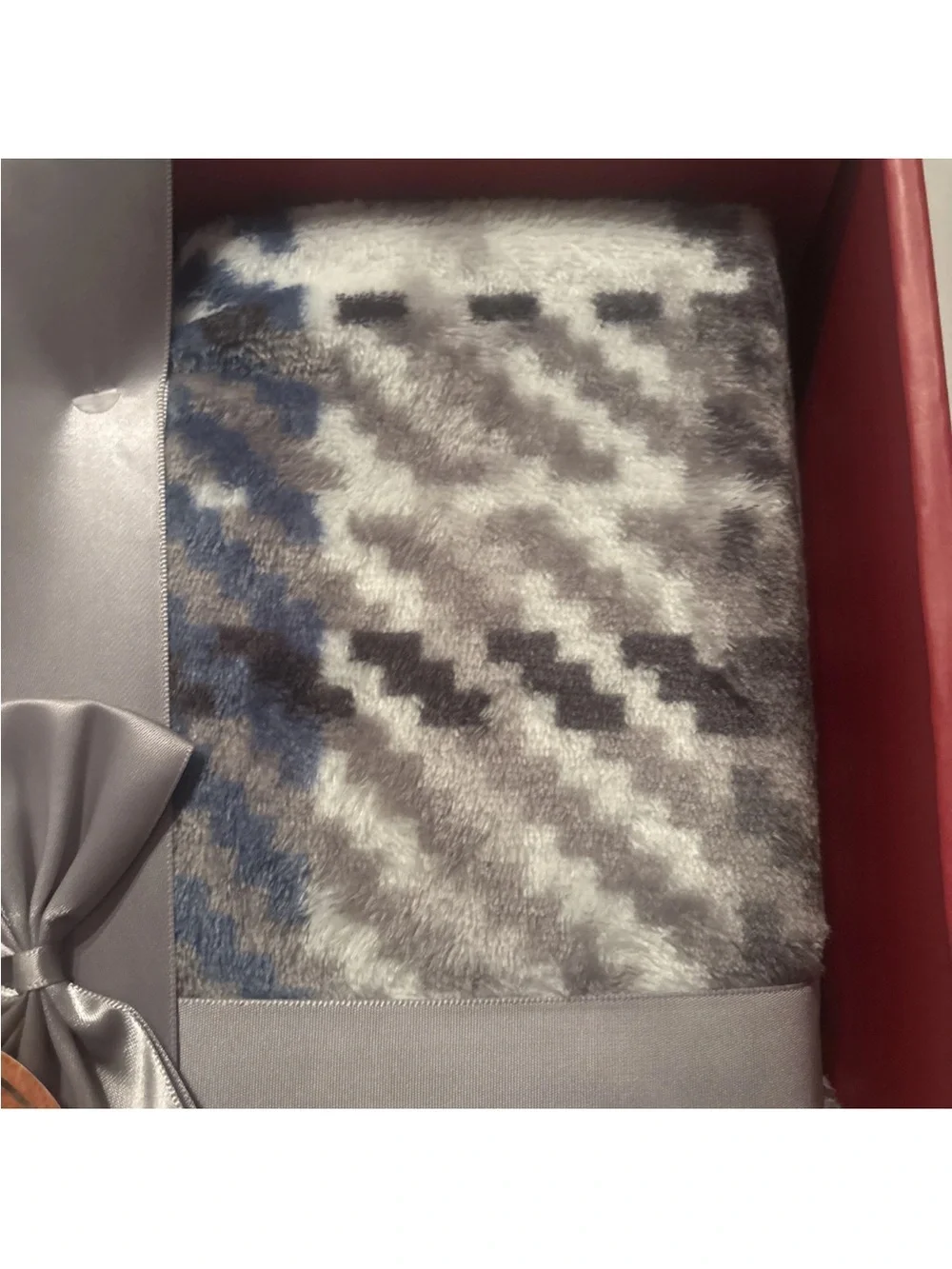 Plush Patterned Throw Blanket in Gray and White New